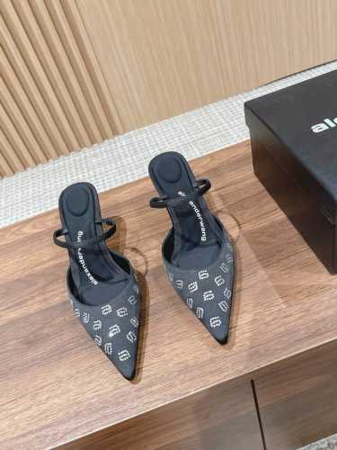 Alexander Wang 亚历山大王字母水钻高跟鞋 大王高跟鞋真的是永远的女神，创意和设计感都能拉满，无论聚会party或是日常活动都能有属于ta的身影！
