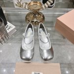 出厂 Miu Miu 缪缪25新款拼色单鞋鞋型圆润秀气 一点也不笨重 上脚超舒服 无论是短裤 短裙 都能搭配出不一样的风格 它的颜色搭配 设计 都非常好看显的鞋
