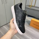 出厂价 Lv最新款休闲运动男鞋 休闲时尚爆款， 版型简洁大气， 面料采用进口牛皮配原版材料，舒适羊皮内里，原版耐磨橡胶大底，独家新款，实物拍摄，两色可选，码数：