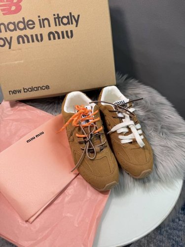 橙子出厂价 ，男码+10 Miu Miu New Balance 重磅联名款 Nb复古休闲运动鞋 德训鞋阿甘鞋 情侣款 低帮经典复古休闲运动慢跑鞋。复古做旧破碎