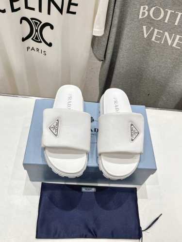 高版本出厂 Prada 普拉达24Ss夏季新款魔术贴沙滩勃肯拖鞋 这个鞋型真的属于经典不会过时的设计而且符合当下大家这种追求舒适，健康的穿着理念，被很多国内外的