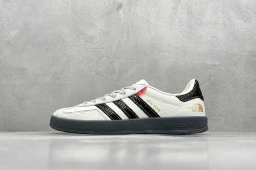 330 Adidas Samba Og 北面联名 复古桑巴板鞋 纯原大厂出品 这款桑巴鞋展示了高质量的工艺 带有装饰的超锁缝制和无缝的手感 柔软、柔软的皮革造型