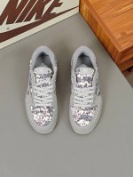 Loui* Vuitto* X Nike 潮酷男士休闲运动鞋，配色无敌，设计思路基本上是延续 The Ten 的风格，Swoosh 车线、鞋舌标签视觉效果相当熟