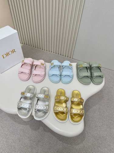 热卖价 浅蓝电绣 Dior经典款凉鞋 这款混种羊皮 Dioract 凉鞋款式时尚。搭配贴合脚型的内底，采用格外轻盈、舒适的皮革制作。鞋面饰带采用魔术贴开合，搭配
