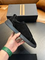 热卖款！杰尼亚 休闲运动鞋这款 Triple Stitch 低帮运动鞋以柔软的牛皮搭配麂皮制成，为休闲鞋履注入精致格调。标志性三重交叉弹性细节彰显出传统皮鞋的手