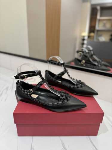 出厂价： Valentino 华伦天奴铆钉 VT经典永不过时尖头平底凉鞋，顶级复刻！侧身弧线完美，原版开模定制不生锈铆钉 特别有质感的五金衬托出满满的高级感，带