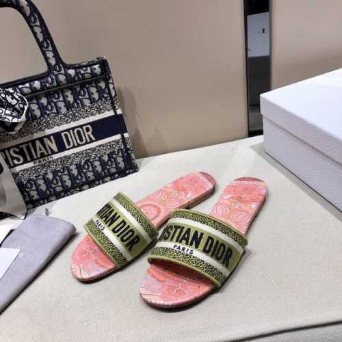 31号花色 早春新款提花刺绣凉拖鞋♀ 作为D家主打款老花刺绣系列凉拖，每年都会新色，一出新就立马断货，刺绣设计有立体感非常精致，简单大方，完全不挑人，任何场合都