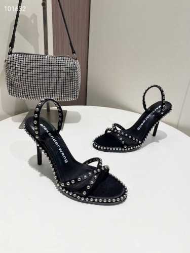 alexander Wang 春夏大王高品质高跟凉鞋 原版logo白色字母 内里垫脚：原厂材质山羊皮！ 纯钢串珠延条配置高密度意大利进口牛皮大底！ 鞋面铆钉设计