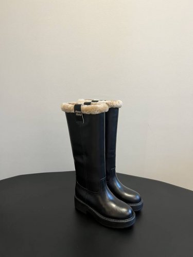 Miu Miu 24双耳厚底套筒直筒长靴 冬日氛围感十足 不怕冻脚啦！今年最值得入手的靴子 没有之一！超多网红明星上脚 Miumiu今年秋冬确实泰酷辣 秋冬限定