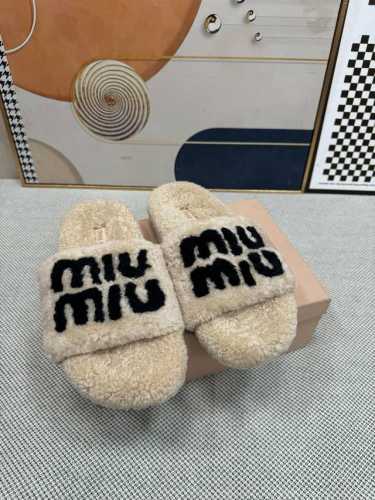 顶级版本 Miu Miu 最新平底拖鞋 今年夏天为你们多准备几双必备拖鞋，老顾客都反应对这款需求很大！ 专门订制的一批为miumiu后续新款做准备的高级羊皮，褶