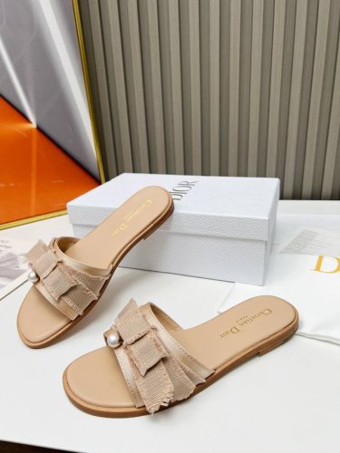 dior 代购级 迪奥 Dior 新色 新元素 Dior 春夏新款圆头 珍珠 露趾拖鞋 ，上脚复古又百搭。市面顶级版本。 鞋面：原版开模布料 内里：水染羊皮内里