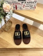 Dolce&Gabbnna杜嘉.班纳D&G麻底拖鞋渔夫鞋DG的风格真是越来越时尚了，超美的色彩搭配，让人一眼就爱上它清凉一夏感觉鞋面是羊皮、DG大金扣，非常精美