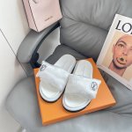 橙子出厂价 LOUIS VUITTON 路易威登新款 LV魔术贴拖鞋 凉拖小红书最新登录 25S早春新色LV时尚OOTD Get码数：35-42