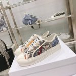 出厂： size：35-41 41码订做不退换 Dior迪奥 刺绣 系列. 图案系带平底休闲鞋