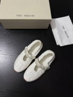 p： Foot Industry 新品 超轻珍珠玛丽珍德讯鞋 将优雅与时尚完美融合 手缝配珍珠配饰宛如星河洒落 精致闪耀 为整体造型增添浪漫与贵气 一脚蹬魔术贴