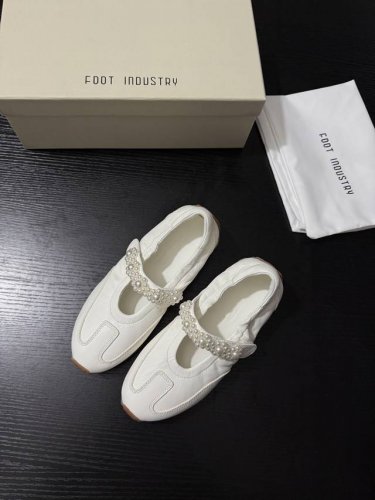 p： Foot Industry 新品 超轻珍珠玛丽珍德讯鞋 将优雅与时尚完美融合 手缝配珍珠配饰宛如星河洒落 精致闪耀 为整体造型增添浪漫与贵气 一脚蹬魔术贴