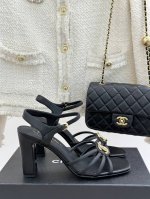 厂价310 chane* ｜小香25P春夏新品 罗马双C粗跟凉鞋 每年一到夏天就火爆的凉鞋 罗马细带设计 美的特别精致！ 鞋面采用进口小羊皮 内里踮脚均为混种羊