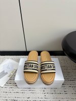 东莞货 官网同步 盒包装 Dior 迪奥新品酒椰草刺绣棉厚底凉拖 休闲度假风 夏日必入搭配单品 面料立体刺绣 飞织，内里垫脚牛皮 鞋面：意大利纯白木+巴西软木底