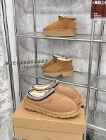 橙子出厂价 平底Ugg 秋冬新款 塔斯曼民族风平底雪地靴 加绒毛毛鞋这双 Ugg 塔斯曼雪地靴就像冬日里的精灵 民族风元素的融入，让它在传统雪地靴中脱颖而出 精