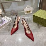 2024-6 酒红羊 35-41 这款Gucci Signoria系列浅口鞋以佛罗伦萨中心广场命名，焕新再现品牌发源地的经典优雅格调。这款鞋履匠心尖头设计和吸睛