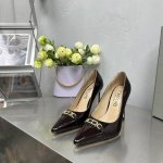 最高版出厂 Tom Ford Padlock最新款扣子单鞋高跟鞋 正品购入，重金开模，区别于上一代，顶级质感 改变以往的金属吊坠元素 完全不影响它的高贵冷艳 1
