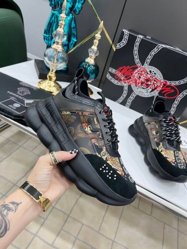 范思哲一代 Versace 情侣款！时尚单品经典永不过时！再入原版升级。很多细节方面改善！不断更新！女码35-41-男码39-46