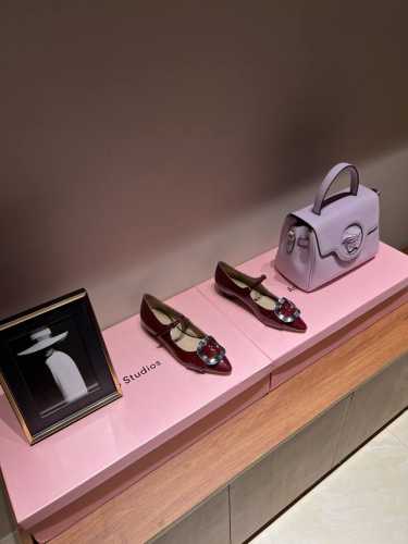 Miu Miu 24S早春新品粗跟 尖头玛丽珍鞋系列！ 满满的少女心，款式设计可爱优雅不乏美艳色彩，简简单单又藏着小心机，优雅大方低调显气质，可咸可甜真的太美了