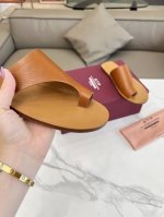 高品质出厂 小众潮牌TAP ATELIER 24春夏新款夹脚拖鞋第一眼看到这个鞋子给人感觉很简单不起眼，其实上脚很好看，主要也好穿，穿起来时尚百搭鞋子延续了一贯