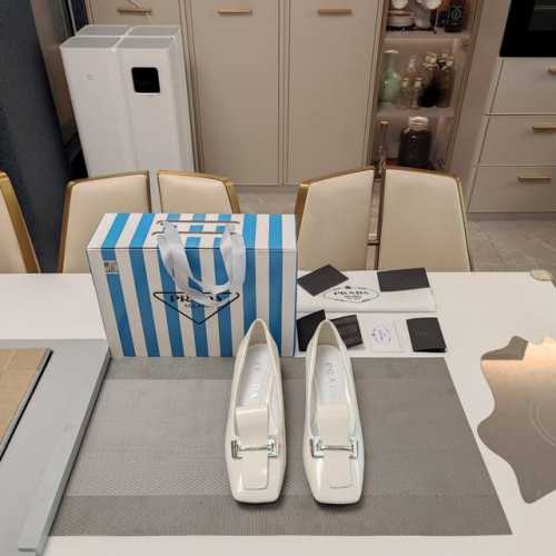 方头露舌皮饰金属扣头穆勒单鞋系列 顶级包装配套最高版本 PRADA 2025s普拉达春夏新品， 顶级版本 实力来袭！复古时尚普拉达公主糖果风格单鞋，少女必备 制