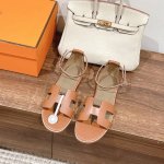 Hermes 经典santorini 凉鞋 新设计灵感还是遵循传统经典 H 鞋面，搭配精致踝带、可调节系带，适合日常穿着、打造时尚悠闲风格 业内独家专柜一样的珐
