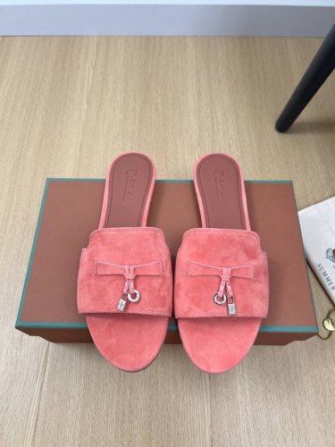 高版本 Loro Piana 2025L P2055春夏新品 专柜最新走秀款拖鞋系列泰裤辣！妥妥神器一枚 很有型 很轻便，脚感满分夏天真的太需要百搭鞋了，怎么搭