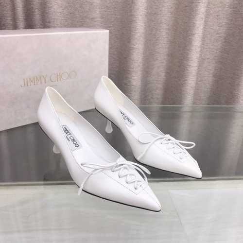 Jimmychoo 秋季米兰发布！ 视角回溯品牌初创时期充满矛盾张力的风格: Scarlett高跟鞋延续滴跟设计，如塑身衣般的系带打造迷人纤细足尖； Diamo