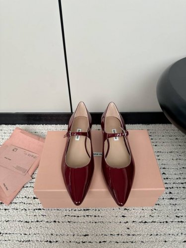 Miu Miu 24S早春新品粗跟 尖头玛丽珍鞋系列！ 满满的少女心，款式设计可爱优雅不乏美艳色彩，简简单单又藏着小心机，优雅大方低调显气质，可咸可甜真的太美了