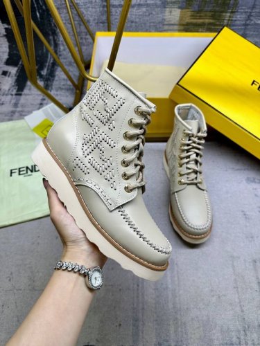 fendi与Red Wing联合打造的这款系带及踝靴采用标志性乐福鞋鞋头设计。米色牛皮材质。三侧的同色系线迹完全采用纯手工制作完成，勾勒出标志性Ff图案。码数：