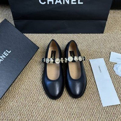Size 35-40 41定做不退换 Chan*L 2024 A高级手工坊鞋履系列 软软的混种绵羊皮 太有质感啦 超舒适平底鞋 玛丽珍鞋个性金属扣装饰 是蜈蚣精