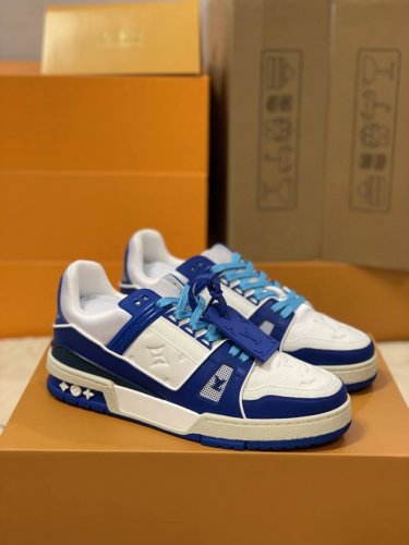 顶级版本 上线男款39-44 45.46 Virgil Abloh 向篮球鞋设计汲取灵感，推出标志性 款号1A5Q1C，LV Trainer 运动鞋，经典的花纹
