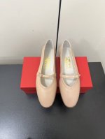 Ferragamo菲拉格慕玛丽珍单鞋面料：头层牛反毛皮 羊皮内里：原版定制羊皮V字形浅口鞋，蛋型粗跟高2.5原版开模定制tpu波浪包跟橡胶底码数：35 40 4