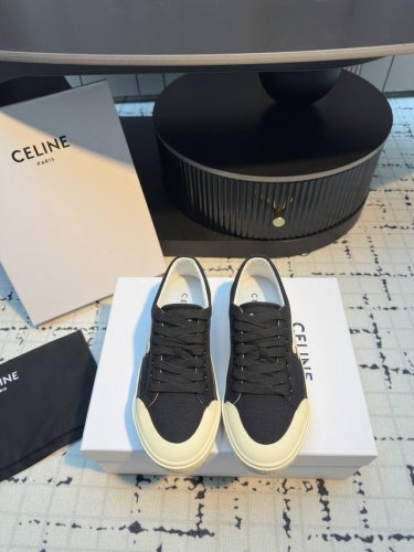 celine赛琳 25/春季最新 Runner Cr-03 帆布 休闲 运动鞋 鞋舌和鞋后帮饰有Celine标志运动鞋侧面凹Cr-03字样，鞋后帮和侧面压印Ce