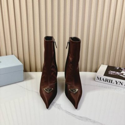 Prad*A普拉*达 Vs秋冬最新走秀爆款系列 三角扣高跟短靴 Prada早春t台走秀网红同款＂造梦不夜城＂，Prada能在重要场合上用得上了，小清新风带点贵气