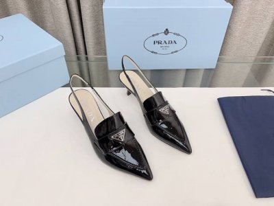 Prada 普拉达金属三角扣高跟凉鞋 这款采用亮面皮革，羊皮内里垫脚，丝网印花三角形皮革徽标；皮革鞋底，配金属刻字徽标；5.5厘米涂漆鞋跟 码数：35-39 3