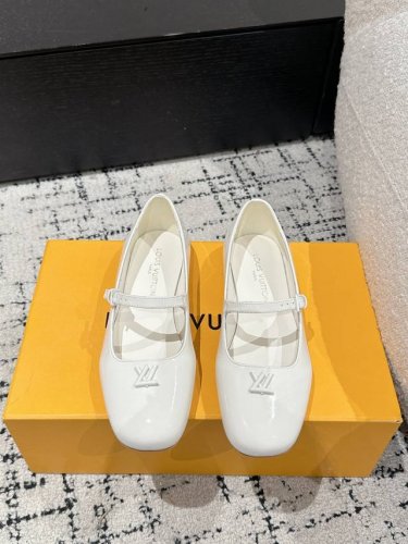 Louis Vuitton 25 Swing最新 圆头搭扣 平跟 玛丽珍鞋 简约精致，高级感满满，尽显优雅气质～ 上脚超好看，拉满了夏日美鞋绝绝子啊 鞋面：进口