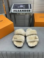 出厂 L V最新毛毛拖鞋winterbreak Comfert 平底拖鞋 Lv 字母和monogram 花卉点缀宽幅鞋带，搭配凸纹橡胶外底，室内外穿着皆宜。纯羊