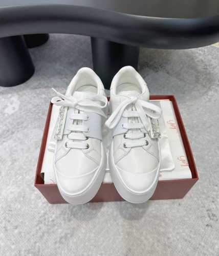 顶级版本 Roger Vivier 新款viv'Skate运动鞋，简约摩登风，醒目的rv方形钻石饰扣宣告个性主张，大胆撞色拼接渲染率性气质，无论搭配简约t恤或甜