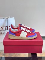 VALENTIN* 华伦天*情侣款休闲板鞋，时尚百搭单品，小牛皮重工打造 橡胶鞋底装饰 VLogo Signature 和铆钉细节 头层牛皮内里，上脚舒适有型