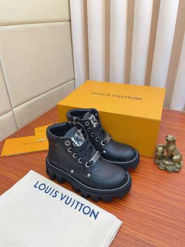 实价： LV x Timberland 及踝靴取材 Monogram 压纹防水正绒面牛皮革，依托品牌精湛匠艺于意大利悉心重塑经典 Timberland 6 英寸