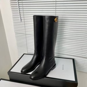 Gucci秋冬系列及膝高筒靴 简约风格 经典鞋形+英伦休闲设计， 经典耐看！原版倒模楦型，极致1:1形体，进口高端呈现出精致质感！ 面料: 进口小牛皮 内里: