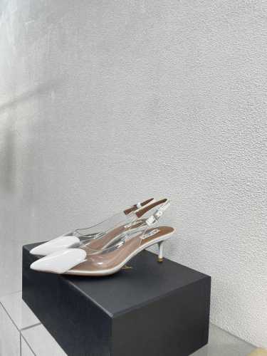 胶片 后空中跟凉鞋 6.5Cm Alaia 胶片凉鞋来自巴黎 一见倾心 桃心 P380 白色 阿莱娅还有另外性感的一面 配上不同款式，不同风格都能轻松驾驭，无论