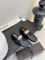 原版包装Alaia 经典芭蕾舞鞋新品以芭蕾的灵动意韵融于日常，以现代笔触刻画舞鞋经典轮廓！黑色钻饰皮质款芭蕾舞鞋，从经典日式鞋履汲取灵感，圆润五金点缀于鞋面，简