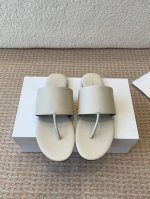 Therow平底拖鞋 夹脚人字拖上脚马上会惊艳到你的一款拖鞋TR拖鞋闭眼入都不会后悔一切那么恰到好处！鞋面：定制进口小牛皮内里：进口绵羊皮鞋底：真皮大底跟高：平
