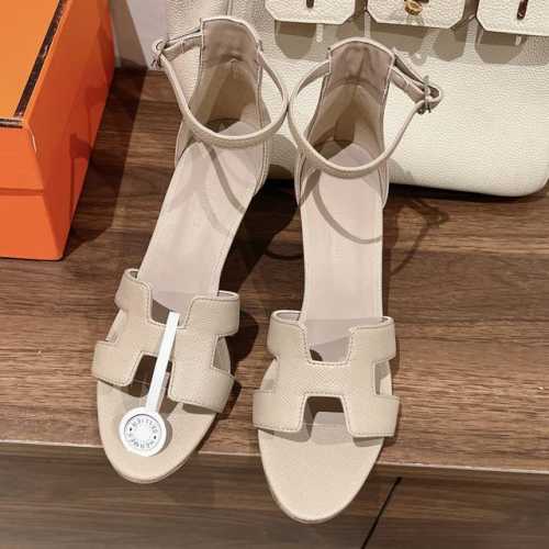 Hermes 爱马仕 Epson手掌纹系列！升级版本出！将经典延续 Hermès 坡跟凉鞋新配色爱马仕的坡跟凉鞋是我见过最简约最耐看最有气质的！！！任何风格都能